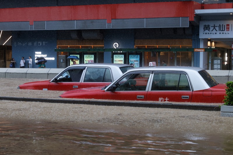 Hong Kong mengalami curah hujan tinggi hingga menyebabkan banjir bandang yang mengubah jalanan Hong Kong menjadi sungai deras. (REUTERS/Tyrone Siu) Hong Kong mengalami curah hujan tinggi hingga menyebabkan banjir bandang yang mengubah jalanan Hong Kong menjadi sungai deras. (REUTERS/Tyrone Siu)