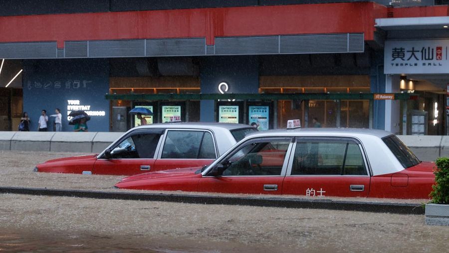 Hong Kong mengalami curah hujan tinggi hingga menyebabkan banjir bandang yang mengubah jalanan Hong Kong menjadi sungai deras. (REUTERS/Tyrone Siu)