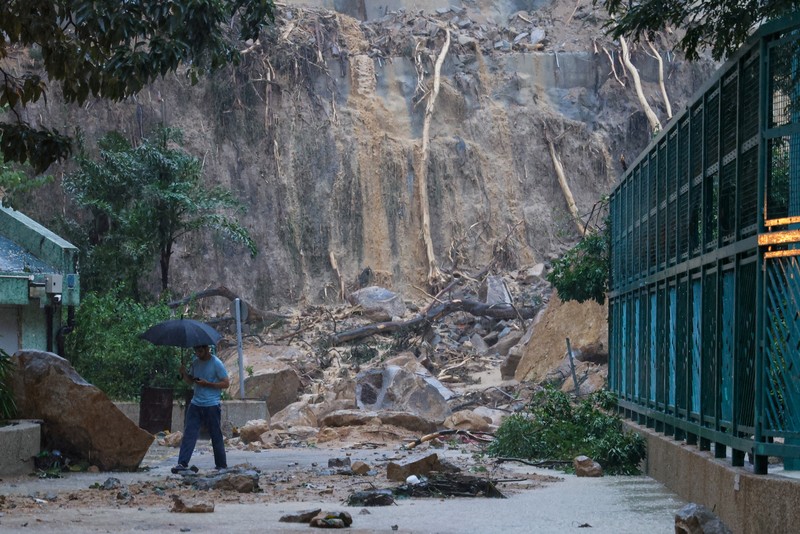 Hong Kong mengalami curah hujan tinggi hingga menyebabkan banjir bandang yang mengubah jalanan Hong Kong menjadi sungai deras. (REUTERS/Tyrone Siu) Hong Kong mengalami curah hujan tinggi hingga menyebabkan banjir bandang yang mengubah jalanan Hong Kong menjadi sungai deras. (REUTERS/Tyrone Siu)