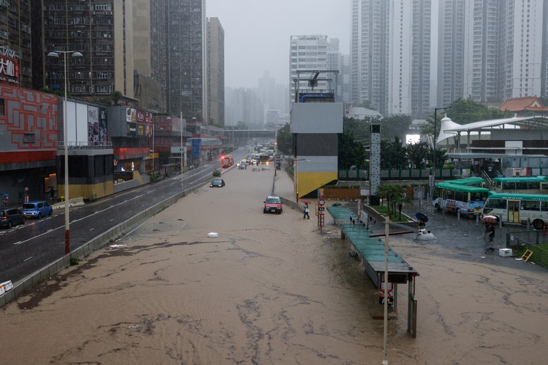Hong Kong mengalami curah hujan tinggi hingga menyebabkan banjir bandang yang mengubah jalanan Hong Kong menjadi sungai deras. (REUTERS/Tyrone Siu) Hong Kong mengalami curah hujan tinggi hingga menyebabkan banjir bandang yang mengubah jalanan Hong Kong menjadi sungai deras. (REUTERS/Tyrone Siu)