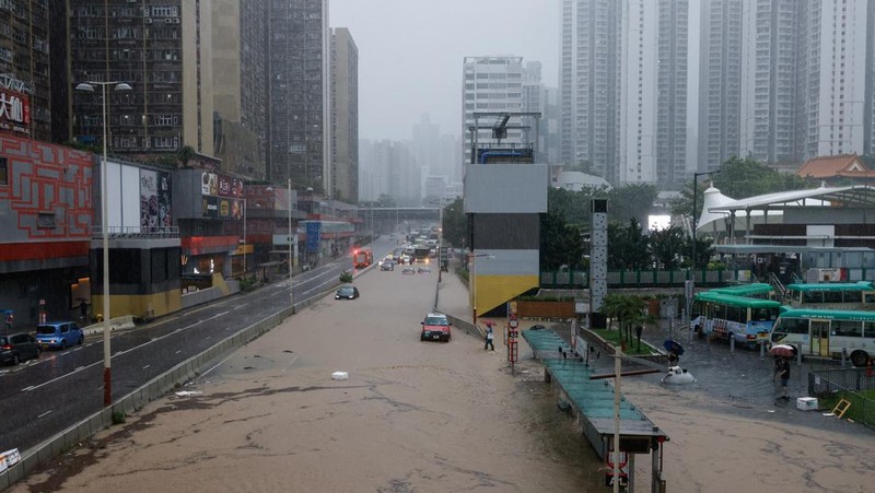 Hong Kong mengalami curah hujan tinggi hingga menyebabkan banjir bandang yang mengubah jalanan Hong Kong menjadi sungai deras. (REUTERS/Tyrone Siu)
