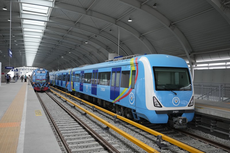 Kereta jalur biru Lagos baru menunggu di terminal di Lagos, Nigeria, Senin, 4 September 2023. Pemerintah negara bagian Lagos pada hari Senin, memulai layanan jalur biru metro sepanjang 13 km (9 mil) untuk umum. Para pejabat mengatakan The Blue Line Rail adalah salah satu proyek kereta api yang dirancang untuk menjadikan Lagos kota yang sepenuhnya saling terhubung dan akan mengubah sistem transportasi kota. (AP Photo/Sunday Alamba)
