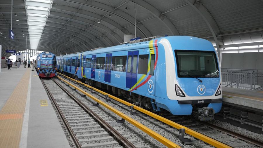 Kereta jalur biru Lagos baru menunggu di terminal di Lagos, Nigeria, Senin, 4 September 2023. Pemerintah negara bagian Lagos pada hari Senin, memulai layanan jalur biru metro sepanjang 13 km (9 mil) untuk umum. Para pejabat mengatakan The Blue Line Rail adalah salah satu proyek kereta api yang dirancang untuk menjadikan Lagos kota yang sepenuhnya saling terhubung dan akan mengubah sistem transportasi kota. (AP Photo/Sunday Alamba)