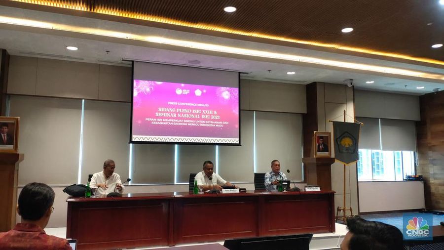 Konferensi Pers Menuju Sidang Pleno ISEI XXIII & Seminar Nasional ISEI 2023 di Kantor Pusat Bank Indonesia (BI), Jakarta. (CNBC Indonesia/Rosseno Aji Nugroho)