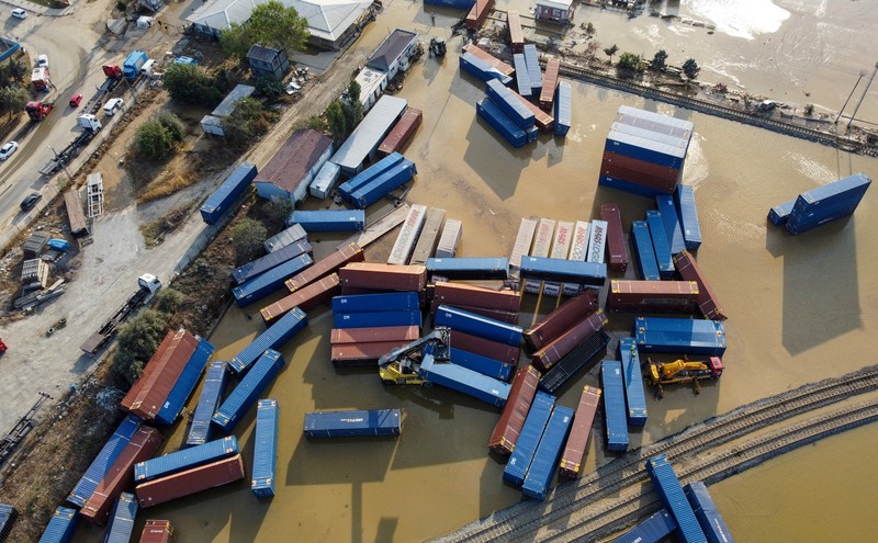 Pohon-pohon tumbang bertumpuk di samping rumah yang hancur saat tim penyelamat mencari orang hilang setelah banjir melanda rumah-rumah bungalo di distrik Igneada Kirklarel, pada 7 September 2023. Pohon-pohon tumbang bertumpuk di samping rumah yang hancur saat tim penyelamat mencari orang hilang setelah banjir melanda rumah-rumah bungalo di distrik Igneada Kirklarel, pada 7 September 2023. Badai telah menewaskan sedikitnya 14 orang di Yunani, Turki dan Bulgaria, dengan wilayah Yunani dilanda lebih banyak hujan dalam 24 jam dibandingkan biasanya dalam setahun, kata para pejabat pada 6 September 2023. Layanan darurat Turki mengatakan lima orang tewas dan satu hilang dalam banjir yang melanda kota Kirklareli di barat laut. (Photo by Ozan KOSE / AFP)
