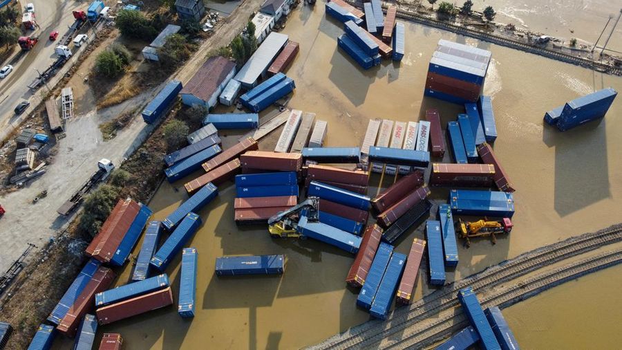 Pohon-pohon tumbang bertumpuk di samping rumah yang hancur saat tim penyelamat mencari orang hilang setelah banjir melanda rumah-rumah bungalo di distrik Igneada Kirklarel, pada 7 September 2023. Badai telah menewaskan sedikitnya 14 orang di Yunani, Turki dan Bulgaria, dengan wilayah Yunani dilanda lebih banyak hujan dalam 24 jam dibandingkan biasanya dalam setahun, kata para pejabat pada 6 September 2023. Layanan darurat Turki mengatakan lima orang tewas dan satu hilang dalam banjir yang melanda kota Kirklareli di barat laut. (Photo by Ozan KOSE / AFP)