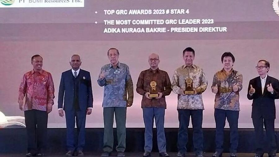 Manajemen BUMI Menerima Penghargaan