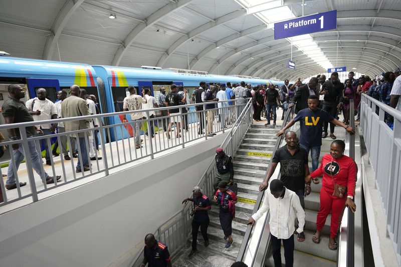 Kereta jalur biru Lagos baru menunggu di terminal di Lagos, Nigeria, Senin, 4 September 2023. Pemerintah negara bagian Lagos pada hari Senin, memulai layanan jalur biru metro sepanjang 13 km (9 mil) untuk umum. Para pejabat mengatakan The Blue Line Rail adalah salah satu proyek kereta api yang dirancang untuk menjadikan Lagos kota yang sepenuhnya saling terhubung dan akan mengubah sistem transportasi kota. (AP Photo/Sunday Alamba)