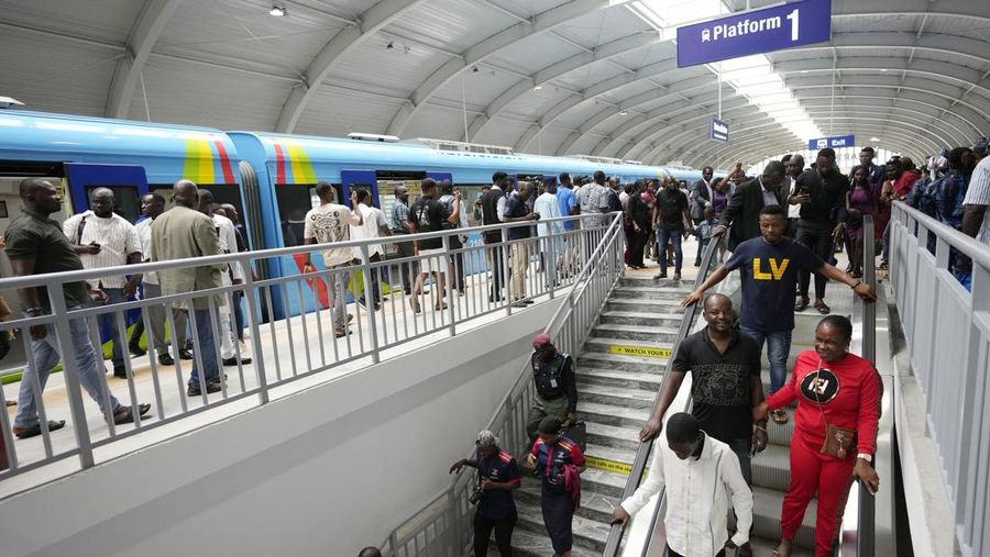 Kereta jalur biru Lagos baru menunggu di terminal di Lagos, Nigeria, Senin, 4 September 2023. Pemerintah negara bagian Lagos pada hari Senin, memulai layanan jalur biru metro sepanjang 13 km (9 mil) untuk umum. Para pejabat mengatakan The Blue Line Rail adalah salah satu proyek kereta api yang dirancang untuk menjadikan Lagos kota yang sepenuhnya saling terhubung dan akan mengubah sistem transportasi kota. (AP Photo/Sunday Alamba)