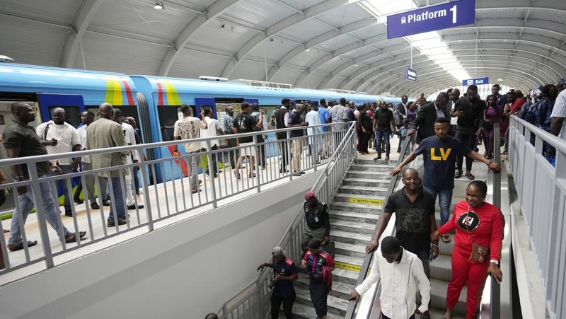 Kereta jalur biru Lagos baru menunggu di terminal di Lagos, Nigeria, Senin, 4 September 2023. Pemerintah negara bagian Lagos pada hari Senin, memulai layanan jalur biru metro sepanjang 13 km (9 mil) untuk umum. Para pejabat mengatakan The Blue Line Rail adalah salah satu proyek kereta api yang dirancang untuk menjadikan Lagos kota yang sepenuhnya saling terhubung dan akan mengubah sistem transportasi kota. (AP Photo/Sunday Alamba)