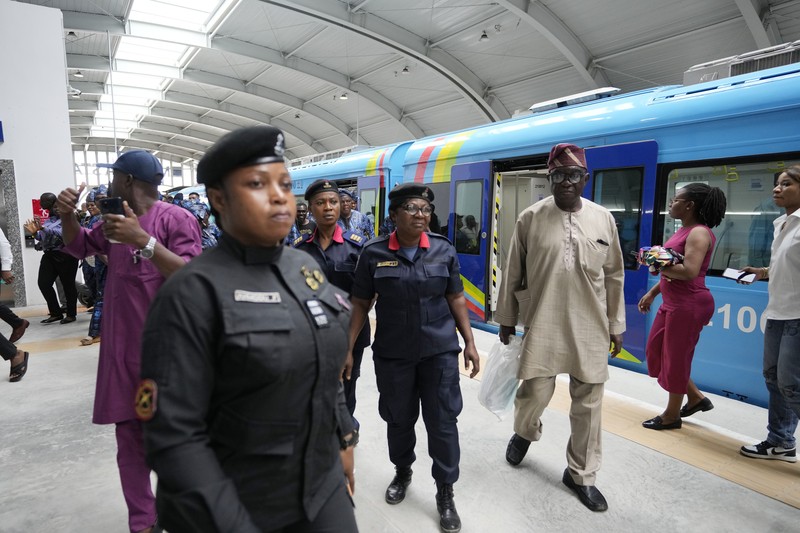 Kereta jalur biru Lagos baru menunggu di terminal di Lagos, Nigeria, Senin, 4 September 2023. Kereta jalur biru Lagos baru menunggu di terminal di Lagos, Nigeria, Senin, 4 September 2023. Pemerintah negara bagian Lagos pada hari Senin, memulai layanan jalur biru metro sepanjang 13 km (9 mil) untuk umum. Para pejabat mengatakan The Blue Line Rail adalah salah satu proyek kereta api yang dirancang untuk menjadikan Lagos kota yang sepenuhnya saling terhubung dan akan mengubah sistem transportasi kota. (AP Photo/Sunday Alamba)