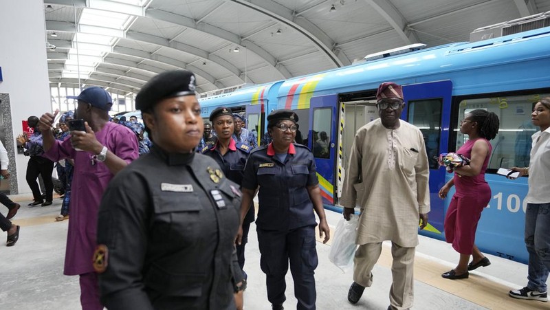 Kereta jalur biru Lagos baru menunggu di terminal di Lagos, Nigeria, Senin, 4 September 2023. Pemerintah negara bagian Lagos pada hari Senin, memulai layanan jalur biru metro sepanjang 13 km (9 mil) untuk umum. Para pejabat mengatakan The Blue Line Rail adalah salah satu proyek kereta api yang dirancang untuk menjadikan Lagos kota yang sepenuhnya saling terhubung dan akan mengubah sistem transportasi kota. (AP Photo/Sunday Alamba)