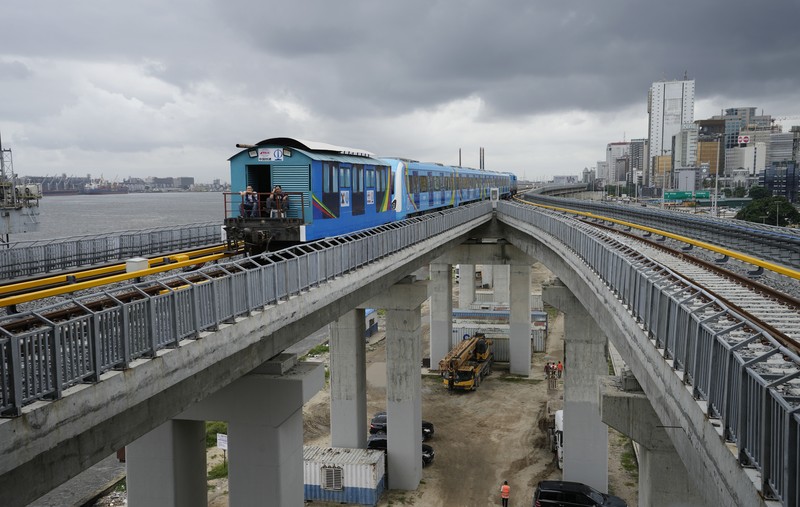 Kereta jalur biru Lagos baru menunggu di terminal di Lagos, Nigeria, Senin, 4 September 2023. Kereta jalur biru Lagos baru menunggu di terminal di Lagos, Nigeria, Senin, 4 September 2023. Pemerintah negara bagian Lagos pada hari Senin, memulai layanan jalur biru metro sepanjang 13 km (9 mil) untuk umum. Para pejabat mengatakan The Blue Line Rail adalah salah satu proyek kereta api yang dirancang untuk menjadikan Lagos kota yang sepenuhnya saling terhubung dan akan mengubah sistem transportasi kota. (AP Photo/Sunday Alamba)