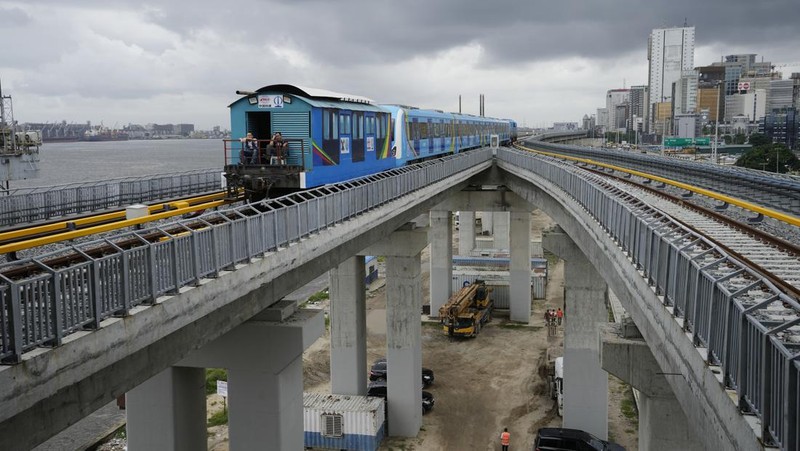 Kereta jalur biru Lagos baru menunggu di terminal di Lagos, Nigeria, Senin, 4 September 2023. Pemerintah negara bagian Lagos pada hari Senin, memulai layanan jalur biru metro sepanjang 13 km (9 mil) untuk umum. Para pejabat mengatakan The Blue Line Rail adalah salah satu proyek kereta api yang dirancang untuk menjadikan Lagos kota yang sepenuhnya saling terhubung dan akan mengubah sistem transportasi kota. (AP Photo/Sunday Alamba)