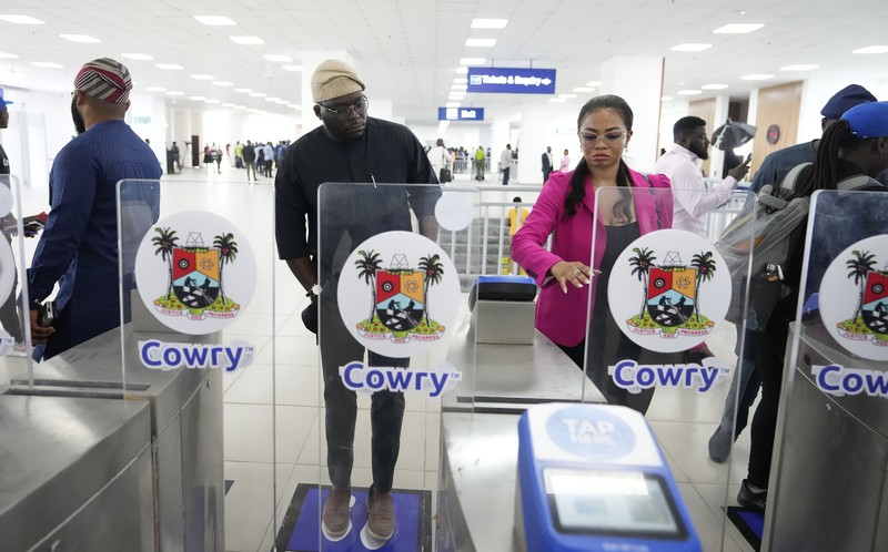 Kereta jalur biru Lagos baru menunggu di terminal di Lagos, Nigeria, Senin, 4 September 2023. Pemerintah negara bagian Lagos pada hari Senin, memulai layanan jalur biru metro sepanjang 13 km (9 mil) untuk umum. Para pejabat mengatakan The Blue Line Rail adalah salah satu proyek kereta api yang dirancang untuk menjadikan Lagos kota yang sepenuhnya saling terhubung dan akan mengubah sistem transportasi kota. (AP Photo/Sunday Alamba)