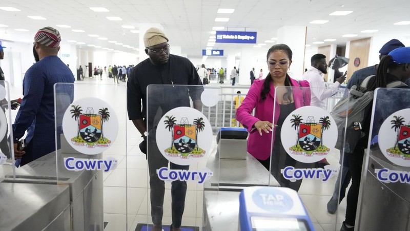 Kereta jalur biru Lagos baru menunggu di terminal di Lagos, Nigeria, Senin, 4 September 2023. Pemerintah negara bagian Lagos pada hari Senin, memulai layanan jalur biru metro sepanjang 13 km (9 mil) untuk umum. Para pejabat mengatakan The Blue Line Rail adalah salah satu proyek kereta api yang dirancang untuk menjadikan Lagos kota yang sepenuhnya saling terhubung dan akan mengubah sistem transportasi kota. (AP Photo/Sunday Alamba)