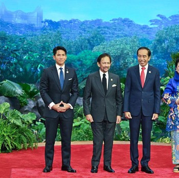 Pesona Pangeran Mateen Bikin Salfok, Foto Bareng Prabowo-Mega