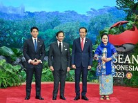 Pesona Pangeran Mateen Bikin Salfok, Foto Bareng Prabowo-Mega