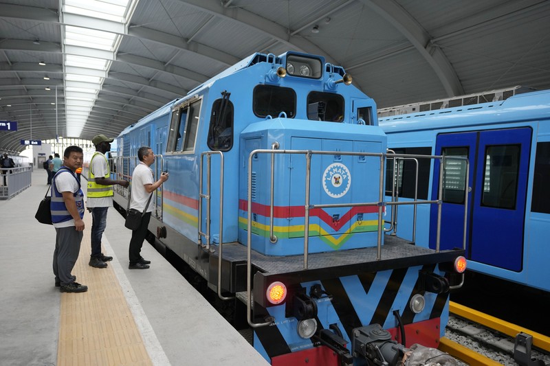 Kereta jalur biru Lagos baru menunggu di terminal di Lagos, Nigeria, Senin, 4 September 2023. Kereta jalur biru Lagos baru menunggu di terminal di Lagos, Nigeria, Senin, 4 September 2023. Pemerintah negara bagian Lagos pada hari Senin, memulai layanan jalur biru metro sepanjang 13 km (9 mil) untuk umum. Para pejabat mengatakan The Blue Line Rail adalah salah satu proyek kereta api yang dirancang untuk menjadikan Lagos kota yang sepenuhnya saling terhubung dan akan mengubah sistem transportasi kota. (AP Photo/Sunday Alamba)