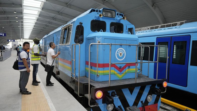 Kereta jalur biru Lagos baru menunggu di terminal di Lagos, Nigeria, Senin, 4 September 2023. Pemerintah negara bagian Lagos pada hari Senin, memulai layanan jalur biru metro sepanjang 13 km (9 mil) untuk umum. Para pejabat mengatakan The Blue Line Rail adalah salah satu proyek kereta api yang dirancang untuk menjadikan Lagos kota yang sepenuhnya saling terhubung dan akan mengubah sistem transportasi kota. (AP Photo/Sunday Alamba)