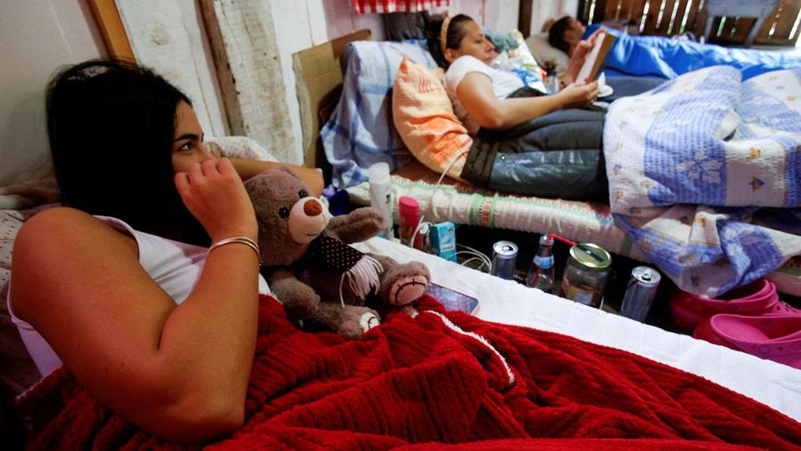 Peserta berbaring di dalam gubuk, saat mengikuti kontes satir untuk mengejek mitos populer yang menyebut orang Montenegro sebagai orang malas, di desa Brezna, Pluzine, Montenegro, 6 September 2023. (REUTERS/Stevo Vasiljevic)