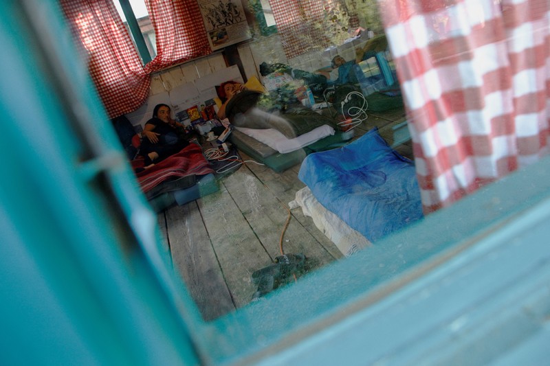 Peserta berbaring di dalam gubuk, saat mengikuti kontes satir untuk mengejek mitos populer yang menyebut orang Montenegro sebagai orang malas, di desa Brezna, Pluzine, Montenegro, 6 September 2023. (REUTERS/Stevo Vasiljevic)