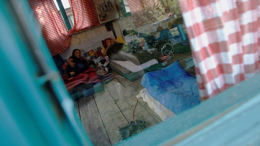Peserta berbaring di dalam gubuk, saat mengikuti kontes satir untuk mengejek mitos populer yang menyebut orang Montenegro sebagai orang malas, di desa Brezna, Pluzine, Montenegro, 6 September 2023. (REUTERS/Stevo Vasiljevic)