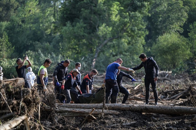 Pohon-pohon tumbang bertumpuk di samping rumah yang hancur saat tim penyelamat mencari orang hilang setelah banjir melanda rumah-rumah bungalo di distrik Igneada Kirklarel, pada 7 September 2023. Badai telah menewaskan sedikitnya 14 orang di Yunani, Turki dan Bulgaria, dengan wilayah Yunani dilanda lebih banyak hujan dalam 24 jam dibandingkan biasanya dalam setahun, kata para pejabat pada 6 September 2023. Layanan darurat Turki mengatakan lima orang tewas dan satu hilang dalam banjir yang melanda kota Kirklareli di barat laut. (Photo by Ozan KOSE / AFP)