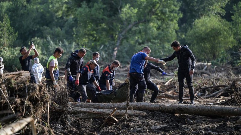 Pohon-pohon tumbang bertumpuk di samping rumah yang hancur saat tim penyelamat mencari orang hilang setelah banjir melanda rumah-rumah bungalo di distrik Igneada Kirklarel, pada 7 September 2023. Badai telah menewaskan sedikitnya 14 orang di Yunani, Turki dan Bulgaria, dengan wilayah Yunani dilanda lebih banyak hujan dalam 24 jam dibandingkan biasanya dalam setahun, kata para pejabat pada 6 September 2023. Layanan darurat Turki mengatakan lima orang tewas dan satu hilang dalam banjir yang melanda kota Kirklareli di barat laut. (Photo by Ozan KOSE / AFP)