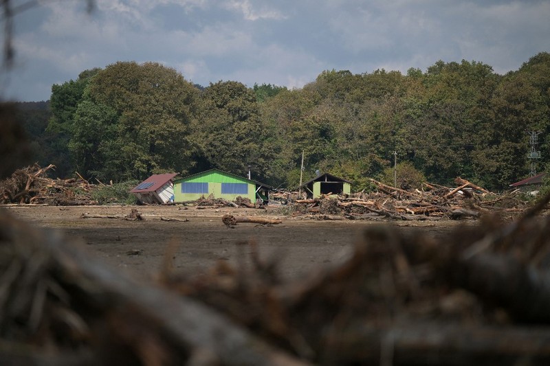 Pohon-pohon tumbang bertumpuk di samping rumah yang hancur saat tim penyelamat mencari orang hilang setelah banjir melanda rumah-rumah bungalo di distrik Igneada Kirklarel, pada 7 September 2023. Pohon-pohon tumbang bertumpuk di samping rumah yang hancur saat tim penyelamat mencari orang hilang setelah banjir melanda rumah-rumah bungalo di distrik Igneada Kirklarel, pada 7 September 2023. Badai telah menewaskan sedikitnya 14 orang di Yunani, Turki dan Bulgaria, dengan wilayah Yunani dilanda lebih banyak hujan dalam 24 jam dibandingkan biasanya dalam setahun, kata para pejabat pada 6 September 2023. Layanan darurat Turki mengatakan lima orang tewas dan satu hilang dalam banjir yang melanda kota Kirklareli di barat laut. (Photo by Ozan KOSE / AFP)