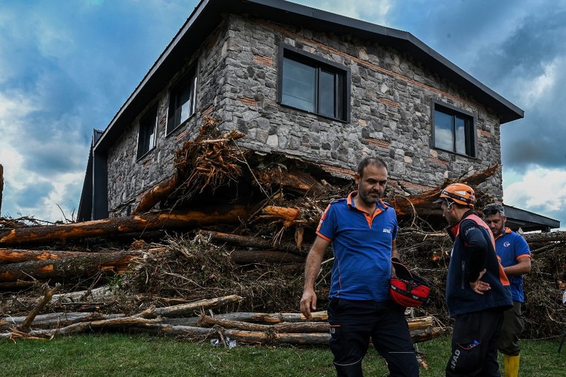 Pohon-pohon tumbang bertumpuk di samping rumah yang hancur saat tim penyelamat mencari orang hilang setelah banjir melanda rumah-rumah bungalo di distrik Igneada Kirklarel, pada 7 September 2023. Pohon-pohon tumbang bertumpuk di samping rumah yang hancur saat tim penyelamat mencari orang hilang setelah banjir melanda rumah-rumah bungalo di distrik Igneada Kirklarel, pada 7 September 2023. Badai telah menewaskan sedikitnya 14 orang di Yunani, Turki dan Bulgaria, dengan wilayah Yunani dilanda lebih banyak hujan dalam 24 jam dibandingkan biasanya dalam setahun, kata para pejabat pada 6 September 2023. Layanan darurat Turki mengatakan lima orang tewas dan satu hilang dalam banjir yang melanda kota Kirklareli di barat laut. (Photo by Ozan KOSE / AFP)