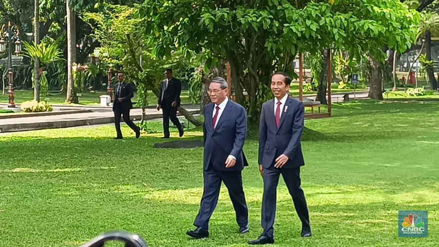 Presiden Joko Widodo (Jokowi) melakukan pertemuan bilateral dengan Perdana Menteri China Li Qiang di Istana Merdeka, Jakarta, Jumat (8/9/2023). Dalam pertemuan itu Jokowi mendapatkan banyak pujian dari pihak China. (CNBC Indonesia/Emir Yanwardhana)