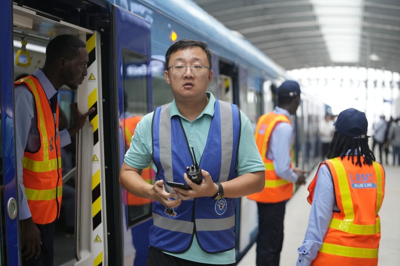 Kereta jalur biru Lagos baru menunggu di terminal di Lagos, Nigeria, Senin, 4 September 2023. Pemerintah negara bagian Lagos pada hari Senin, memulai layanan jalur biru metro sepanjang 13 km (9 mil) untuk umum. Para pejabat mengatakan The Blue Line Rail adalah salah satu proyek kereta api yang dirancang untuk menjadikan Lagos kota yang sepenuhnya saling terhubung dan akan mengubah sistem transportasi kota. (AP Photo/Sunday Alamba)
