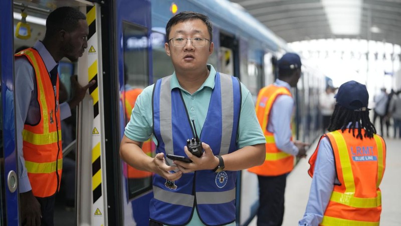 Kereta jalur biru Lagos baru menunggu di terminal di Lagos, Nigeria, Senin, 4 September 2023. Pemerintah negara bagian Lagos pada hari Senin, memulai layanan jalur biru metro sepanjang 13 km (9 mil) untuk umum. Para pejabat mengatakan The Blue Line Rail adalah salah satu proyek kereta api yang dirancang untuk menjadikan Lagos kota yang sepenuhnya saling terhubung dan akan mengubah sistem transportasi kota. (AP Photo/Sunday Alamba)