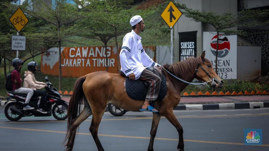 Seorang pria bernama Abdullah nampak menunggangi kuda saat melintas di Jalan Dewi Sartika, Jakarta Timur, Jumat (8/9/2023). (CNBC Indonesia/Faisal Rahman)
