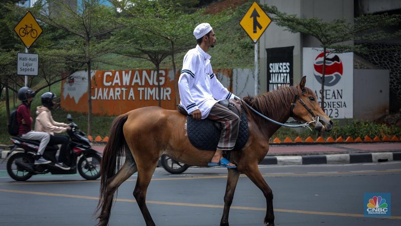 Seorang pria bernama Abdullah nampak menunggangi kuda saat melintas di Jalan Dewi Sartika, Jakarta Timur, Jumat (8/9/2023). (CNBC Indonesia/Faisal Rahman)
