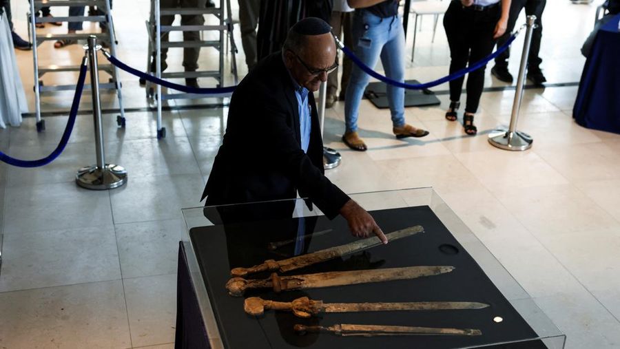 Tim yang menemukan pedang kuno, yang diyakini oleh Otoritas Kepurbakalaan Israel berasal dari zaman Romawi berusia 1.900 tahun dan ditemukan di gudang senjata di sebuah gua di gurun Israel, melihat penemuan mereka di Yerusalem, 6 September 2023. (REUTERS/Ronen Zvulun)