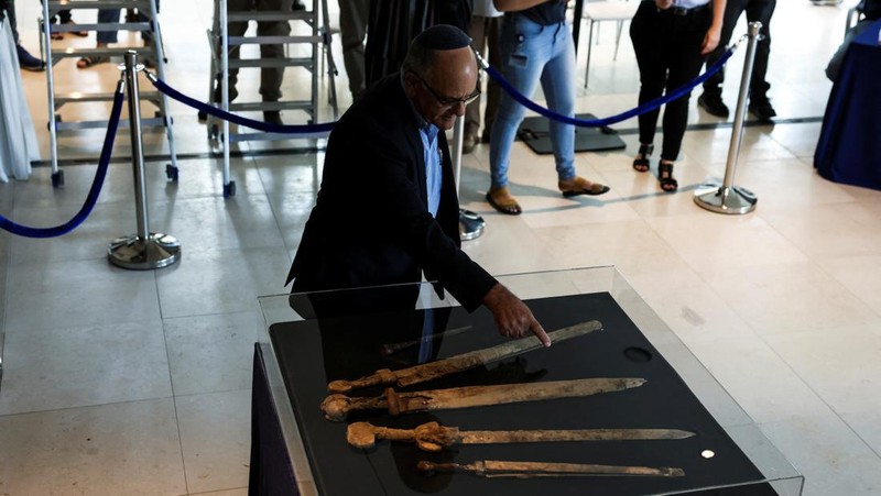 Tim yang menemukan pedang kuno, yang diyakini oleh Otoritas Kepurbakalaan Israel berasal dari zaman Romawi berusia 1.900 tahun dan ditemukan di gudang senjata di sebuah gua di gurun Israel, melihat penemuan mereka di Yerusalem, 6 September 2023. (REUTERS/Ronen Zvulun)