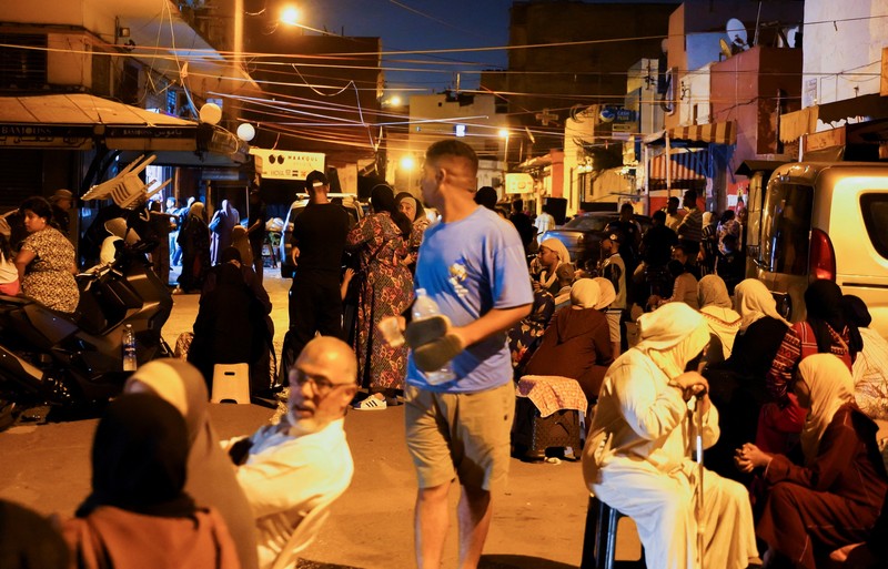 Orang-orang melihat puing-puing pasca gempa bumi di Marrakesh, Maroko 9 September 2023 dalam tangkapan layar dari video media sosial dalam gambar ini. Orang-orang melihat puing-puing pasca gempa bumi di Marrakesh, Maroko 9 September 2023 dalam tangkapan layar dari video media sosial dalam gambar ini. (Al Maghribi Al Youm/via REUTERS)