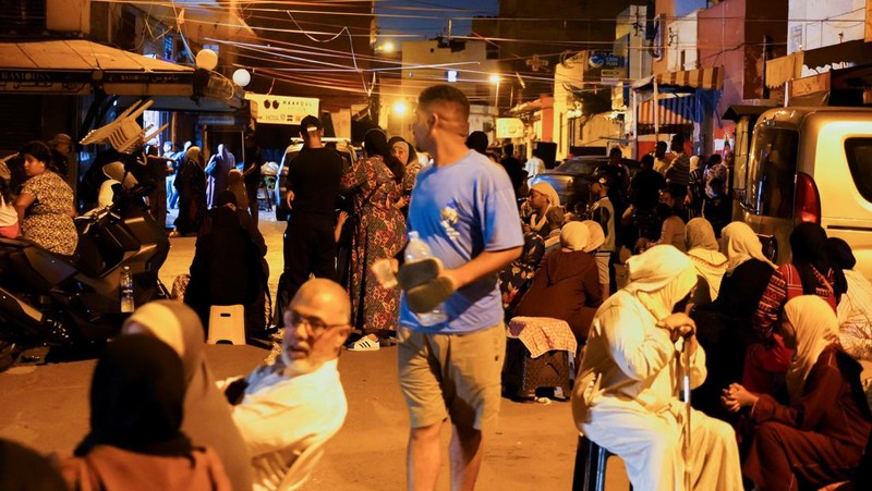 Orang-orang melihat puing-puing pasca gempa bumi di Marrakesh, Maroko 9 September 2023 dalam tangkapan layar dari video media sosial dalam gambar ini. (Al Maghribi Al Youm/via REUTERS)