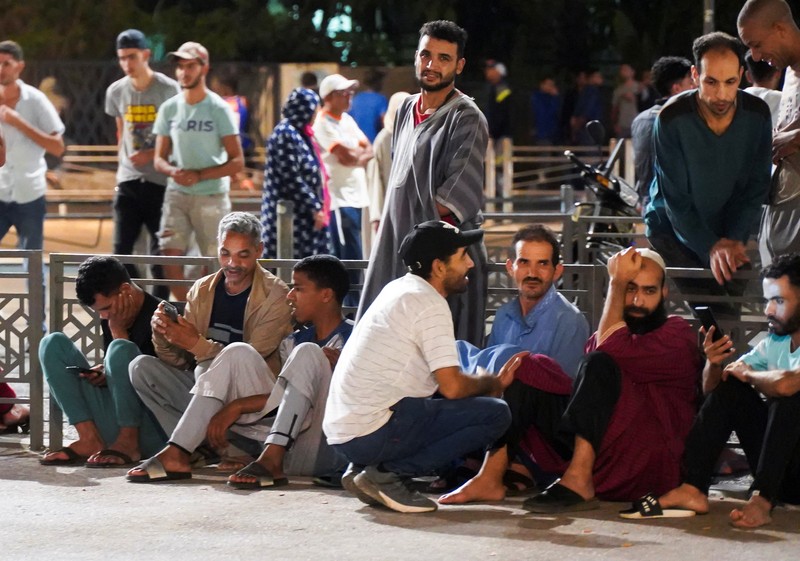 Orang-orang melihat puing-puing pasca gempa bumi di Marrakesh, Maroko 9 September 2023 dalam tangkapan layar dari video media sosial dalam gambar ini. (Al Maghribi Al Youm/via REUTERS)