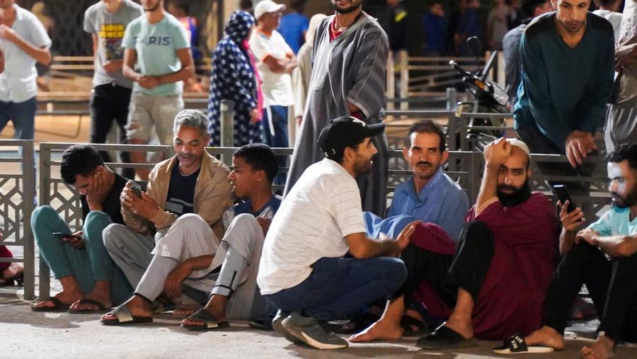 Orang-orang melihat puing-puing pasca gempa bumi di Marrakesh, Maroko 9 September 2023 dalam tangkapan layar dari video media sosial dalam gambar ini. (Al Maghribi Al Youm/via REUTERS)