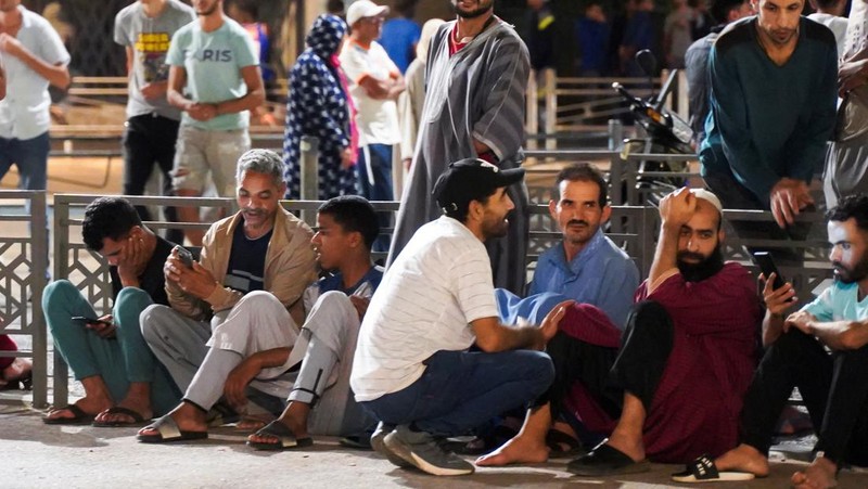 Orang-orang melihat puing-puing pasca gempa bumi di Marrakesh, Maroko 9 September 2023 dalam tangkapan layar dari video media sosial dalam gambar ini. (Al Maghribi Al Youm/via REUTERS)