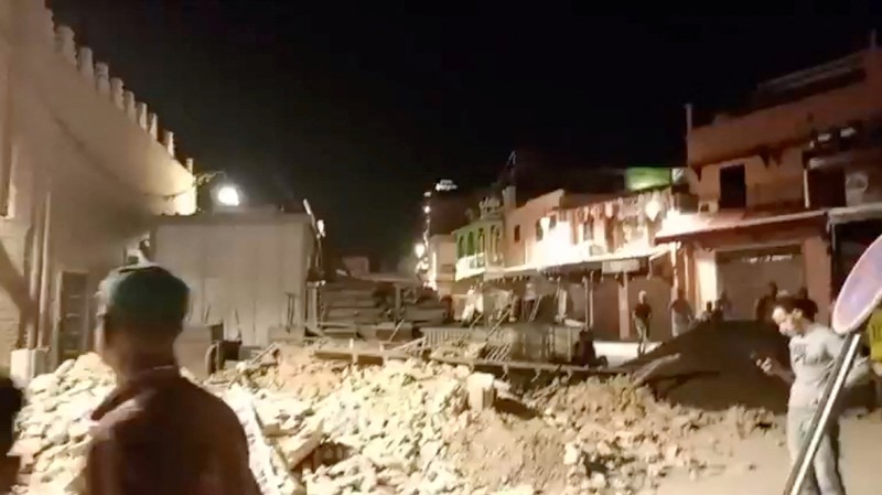 Orang-orang melihat puing-puing pasca gempa bumi di Marrakesh, Maroko 9 September 2023 dalam tangkapan layar dari video media sosial dalam gambar ini. (Al Maghribi Al Youm/via REUTERS)