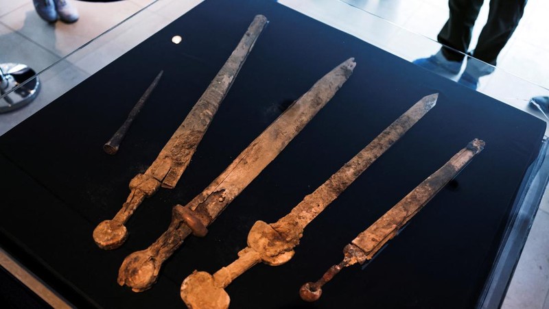 Tim yang menemukan pedang kuno, yang diyakini oleh Otoritas Kepurbakalaan Israel berasal dari zaman Romawi berusia 1.900 tahun dan ditemukan di gudang senjata di sebuah gua di gurun Israel, melihat penemuan mereka di Yerusalem, 6 September 2023. (REUTERS/Ronen Zvulun)