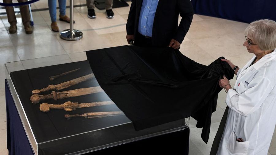Tim yang menemukan pedang kuno, yang diyakini oleh Otoritas Kepurbakalaan Israel berasal dari zaman Romawi berusia 1.900 tahun dan ditemukan di gudang senjata di sebuah gua di gurun Israel, melihat penemuan mereka di Yerusalem, 6 September 2023. (REUTERS/Ronen Zvulun)