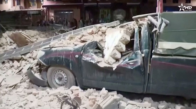 Orang-orang melihat puing-puing pasca gempa bumi di Marrakesh, Maroko 9 September 2023 dalam tangkapan layar dari video media sosial dalam gambar ini. (Al Maghribi Al Youm/via REUTERS)