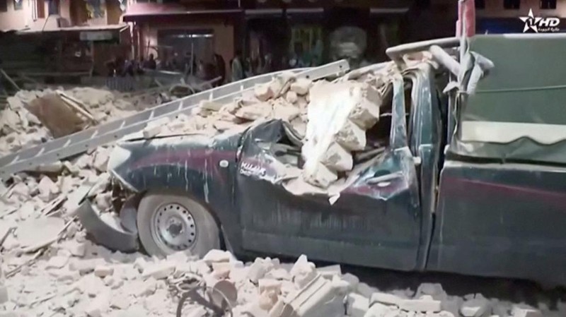 Orang-orang melihat puing-puing pasca gempa bumi di Marrakesh, Maroko 9 September 2023 dalam tangkapan layar dari video media sosial dalam gambar ini. (Al Maghribi Al Youm/via REUTERS)