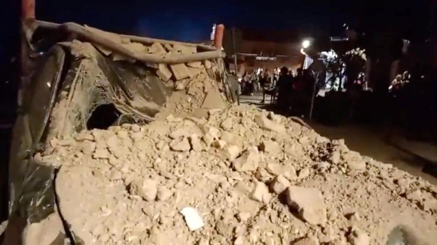 Orang-orang melihat puing-puing pasca gempa bumi di Marrakesh, Maroko 9 September 2023 dalam tangkapan layar dari video media sosial dalam gambar ini. (Al Maghribi Al Youm/via REUTERS)