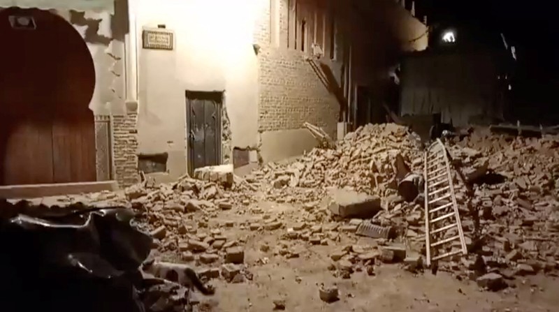 Orang-orang melihat puing-puing pasca gempa bumi di Marrakesh, Maroko 9 September 2023 dalam tangkapan layar dari video media sosial dalam gambar ini. (Al Maghribi Al Youm/via REUTERS)
